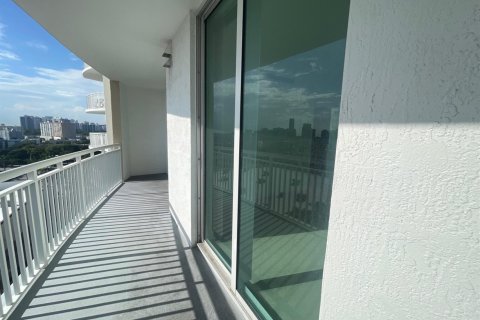 Condo in Hallandale Beach, Florida, 2 bedrooms  № 2366352 - photo 23