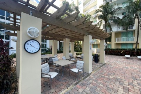 Condo in Hallandale Beach, Florida, 2 bedrooms  № 2366352 - photo 30