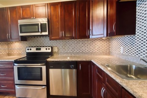 Condo in North Miami Beach, Florida, 1 bedroom  № 2039985 - photo 2