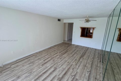 Condo in Sunrise, Florida, 1 bedroom  № 1964888 - photo 2