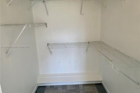 Condo in Sunrise, Florida, 1 bedroom  № 1964888 - photo 11