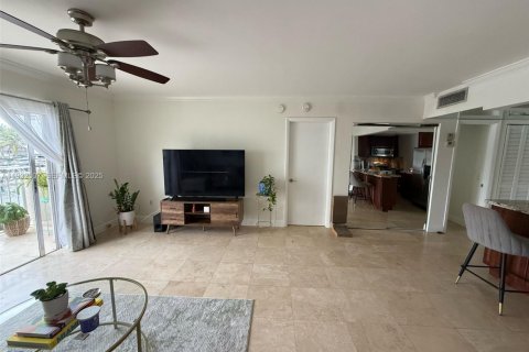 Condo in North Miami Beach, Florida, 1 bedroom  № 1990895 - photo 9