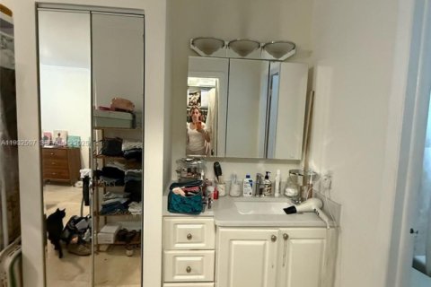 Condo in North Miami Beach, Florida, 1 bedroom  № 1990895 - photo 4