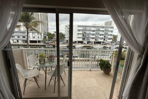 Condo in North Miami Beach, Florida, 1 bedroom  № 1990895 - photo 5