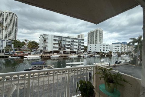 Condo in North Miami Beach, Florida, 1 bedroom  № 1990895 - photo 8