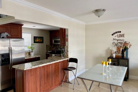 Condo in North Miami Beach, Florida, 1 bedroom  № 1990895 - photo 11