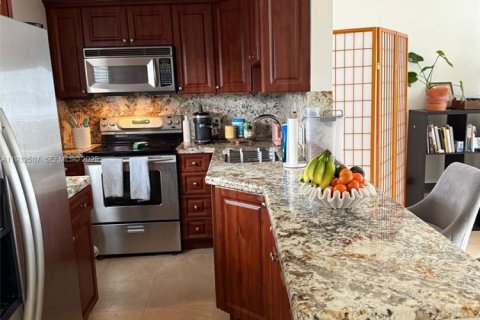 Condo in North Miami Beach, Florida, 1 bedroom  № 1990895 - photo 2