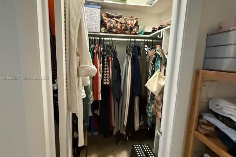 Condo in North Miami Beach, Florida, 1 bedroom  № 1990895 - photo 6