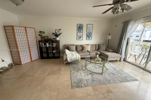 Condo in North Miami Beach, Florida, 1 bedroom  № 1990895 - photo 3