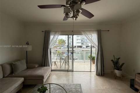 Condo in North Miami Beach, Florida, 1 bedroom  № 1990895 - photo 7