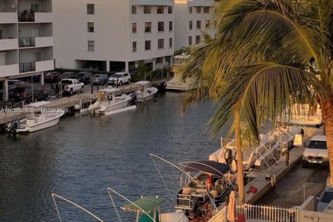 Condo in North Miami Beach, Florida, 1 bedroom  № 1990895 - photo 1