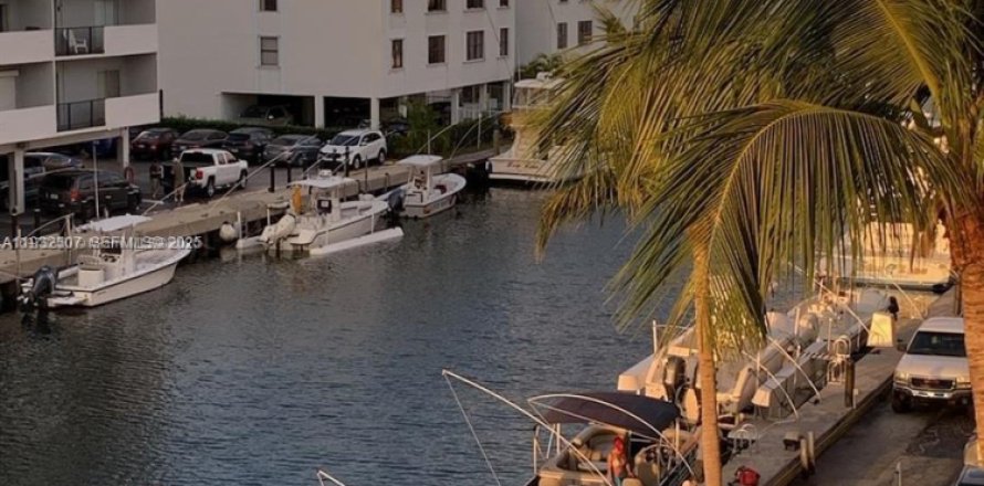 Condo in North Miami Beach, Florida, 1 bedroom  № 1990895