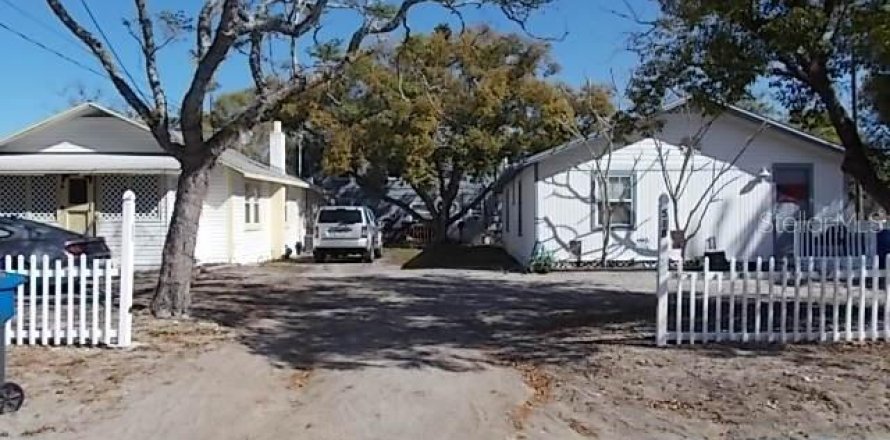 Propiedad comercial en Largo, Florida 11 dormitorios, 416.02 m2 № 2157843