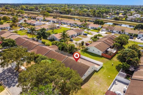 Купить виллу или дом в Маргит, Флорида 2 спальни, 109.25м2, № 2030554 - фото 10