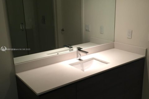 Condo in Miami, Florida, 2 bedrooms  № 2017267 - photo 8