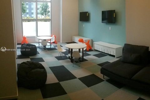 Condo in Miami, Florida, 2 bedrooms  № 2017267 - photo 16