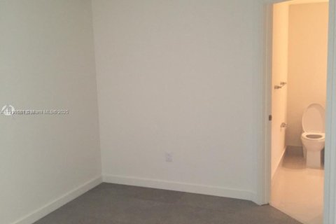 Condo in Miami, Florida, 2 bedrooms  № 2017267 - photo 7
