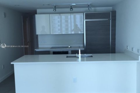 Condo in Miami, Florida, 2 bedrooms  № 2017267 - photo 2