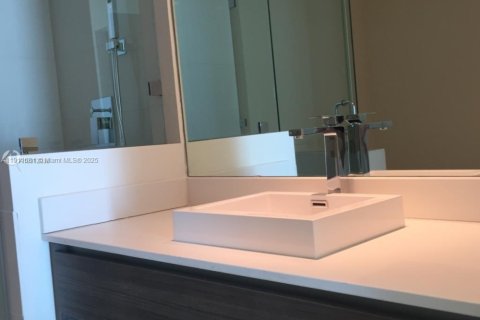 Condo in Miami, Florida, 2 bedrooms  № 2017267 - photo 4
