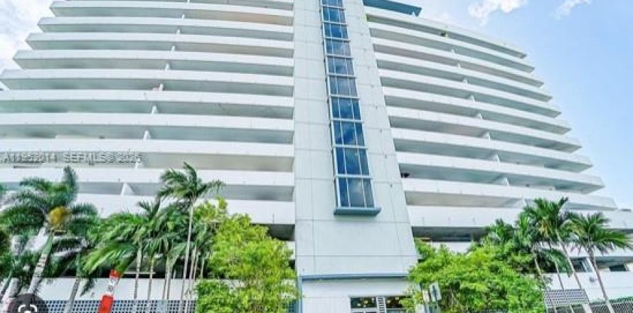Condo in Miami, Florida, 1 bedroom № 2089337
