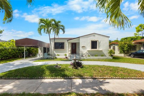 House in West Miami, Florida 2 bedrooms, 139.17 sq.m. № 1893063 - photo 1