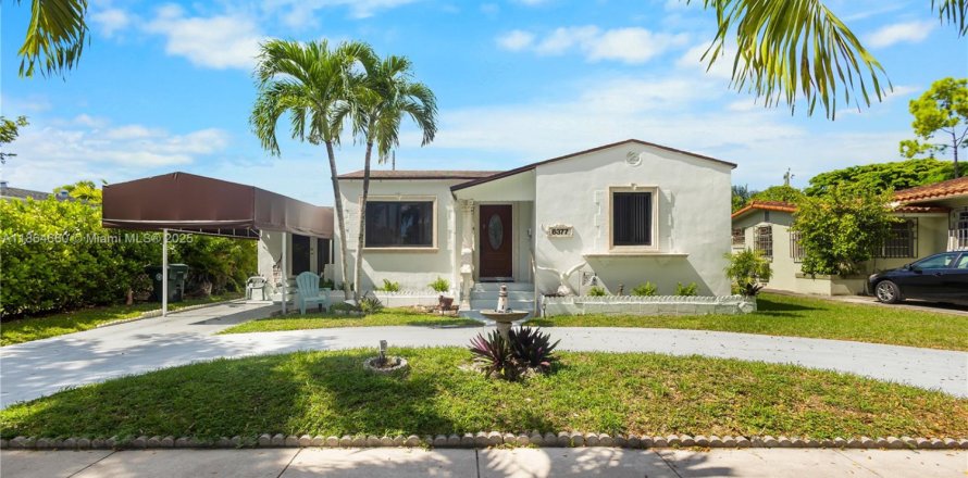 House in West Miami, Florida 2 bedrooms, 139.17 sq.m. № 1893063