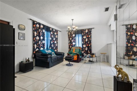 House in West Miami, Florida 2 bedrooms, 139.17 sq.m. № 1893063 - photo 4