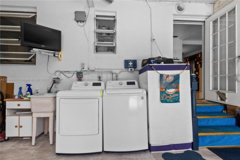 House in West Miami, Florida 2 bedrooms, 139.17 sq.m. № 1893063 - photo 22