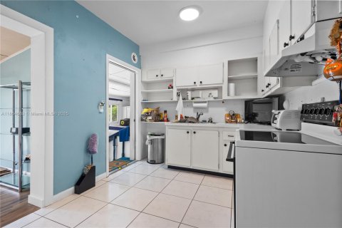 House in West Miami, Florida 2 bedrooms, 139.17 sq.m. № 1893063 - photo 16