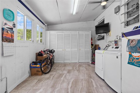 House in West Miami, Florida 2 bedrooms, 139.17 sq.m. № 1893063 - photo 20
