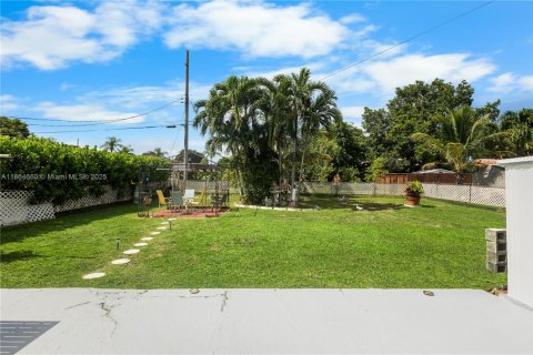 House in West Miami, Florida 2 bedrooms, 139.17 sq.m. № 1893063 - photo 27