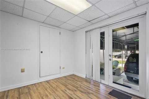 House in West Miami, Florida 2 bedrooms, 139.17 sq.m. № 1893063 - photo 25