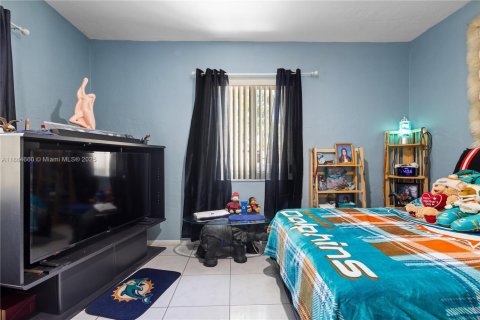 House in West Miami, Florida 2 bedrooms, 139.17 sq.m. № 1893063 - photo 13