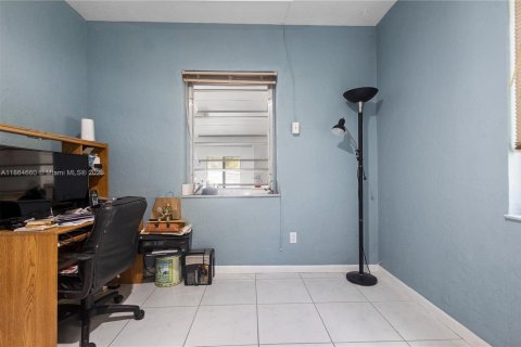 House in West Miami, Florida 2 bedrooms, 139.17 sq.m. № 1893063 - photo 11