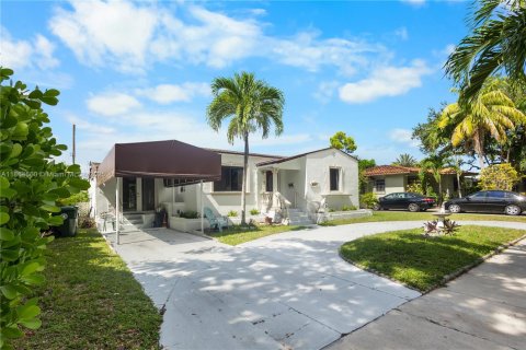 House in West Miami, Florida 2 bedrooms, 139.17 sq.m. № 1893063 - photo 2