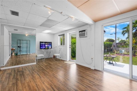 House in West Miami, Florida 2 bedrooms, 139.17 sq.m. № 1893063 - photo 6