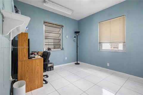 House in West Miami, Florida 2 bedrooms, 139.17 sq.m. № 1893063 - photo 9