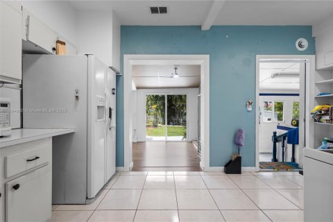 House in West Miami, Florida 2 bedrooms, 139.17 sq.m. № 1893063 - photo 15