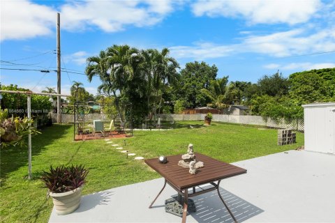 House in West Miami, Florida 2 bedrooms, 139.17 sq.m. № 1893063 - photo 26
