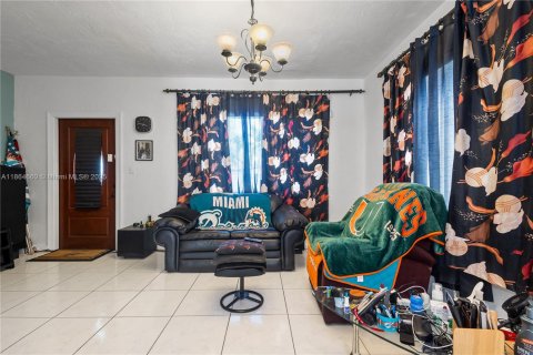 House in West Miami, Florida 2 bedrooms, 139.17 sq.m. № 1893063 - photo 3