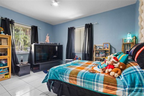 House in West Miami, Florida 2 bedrooms, 139.17 sq.m. № 1893063 - photo 12