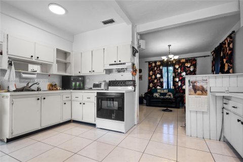 House in West Miami, Florida 2 bedrooms, 139.17 sq.m. № 1893063 - photo 19