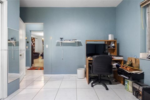 House in West Miami, Florida 2 bedrooms, 139.17 sq.m. № 1893063 - photo 8