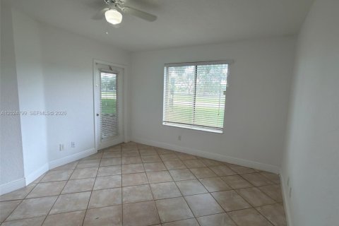 Condo in Coral Springs, Florida, 2 bedrooms  № 2260844 - photo 8