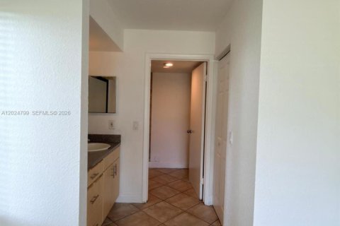 Condo in Coral Springs, Florida, 2 bedrooms  № 2260844 - photo 10