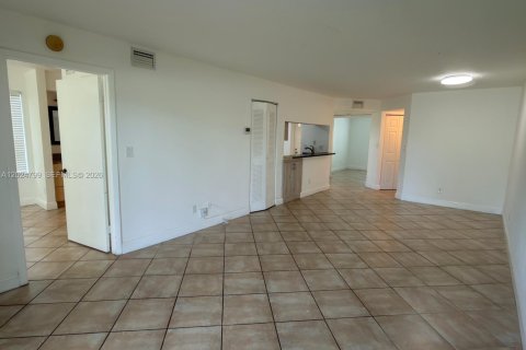 Condo in Coral Springs, Florida, 2 bedrooms  № 2260844 - photo 5