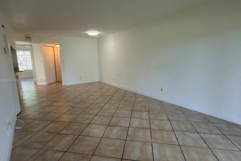 Condo in Coral Springs, Florida, 2 bedrooms  № 2260844 - photo 6