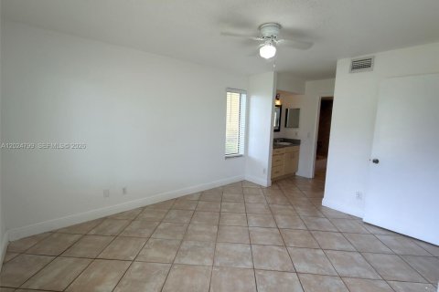 Condo in Coral Springs, Florida, 2 bedrooms  № 2260844 - photo 9