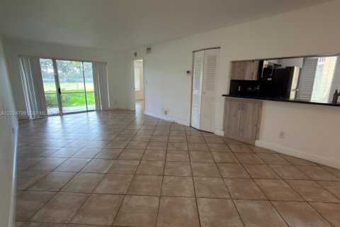Condo in Coral Springs, Florida, 2 bedrooms  № 2260844 - photo 4