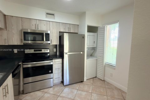 Condo in Coral Springs, Florida, 2 bedrooms  № 2260844 - photo 2